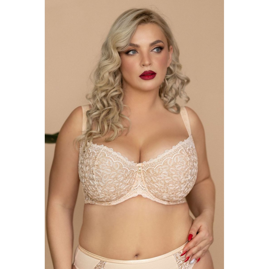 BETTY COFFEE Halfcupsoft Бюст